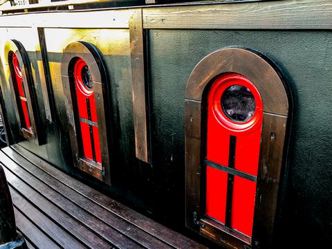 A hajó ablakai titkokat rejtenek