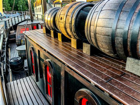 Puskaporos hórdók és rakomány a fedélzeten