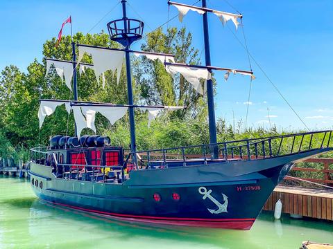 A Sánta Róza a kikötőben