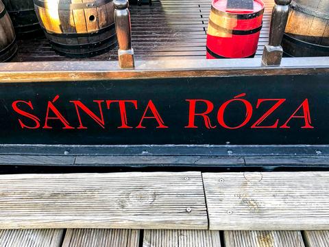 A Sánta Róza felirat a hajó oldalán