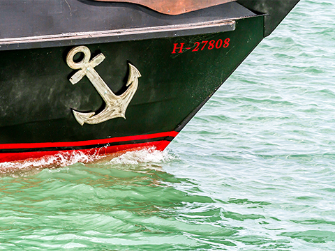 A hajó orra elszántan szeli a habokat