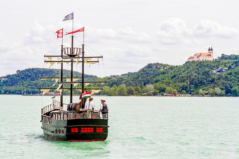 A Sánta Róza a Tihanyi-félsziget lábánál