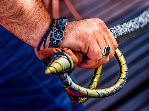 A zsákmányból szerzett ékszerek és a rettegett kard